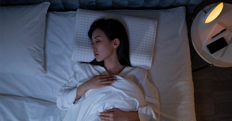 一名女子在昏暗的房間中熟睡。