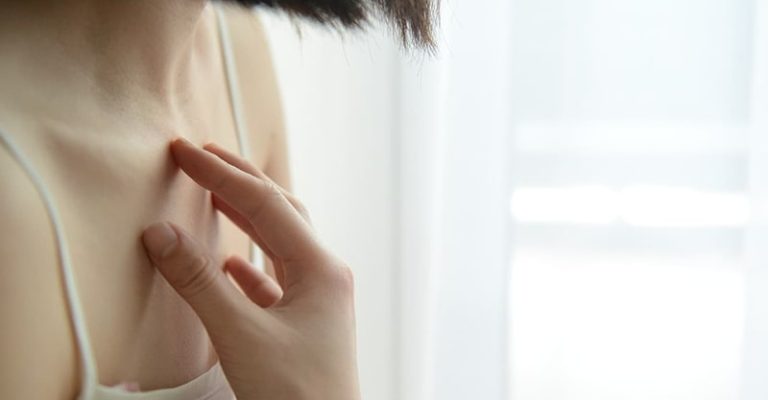 一名女子因皮膚癢而抓撓，展示了皮膚敏感或過敏反應引起的瘙癢症狀。