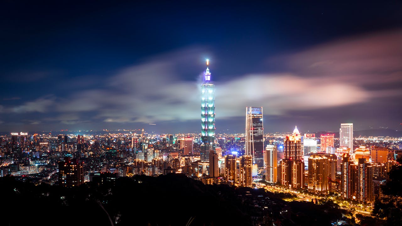 台北市的夜景,台北101大樓在夜空中閃耀,展示出城市的現代化和繁華景象。
