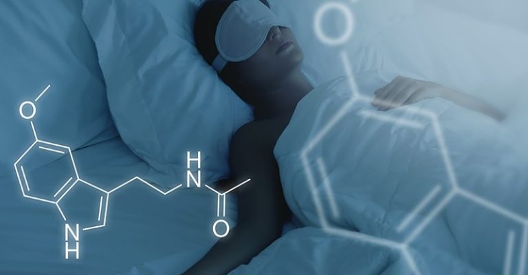 睡眠中的女子與褪黑激素分子圖層，象徵自然產生睡眠荷爾蒙。
