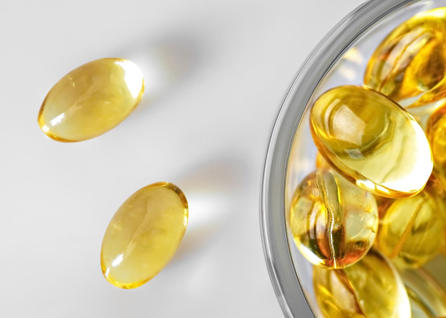 透明膠囊形式的 Omega-3 脂肪酸魚油保健品,放置在白色背景上,強調其對健康的潛在益處。