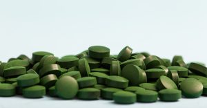 藍綠藻的綠色片狀保健品堆疊在一起。
