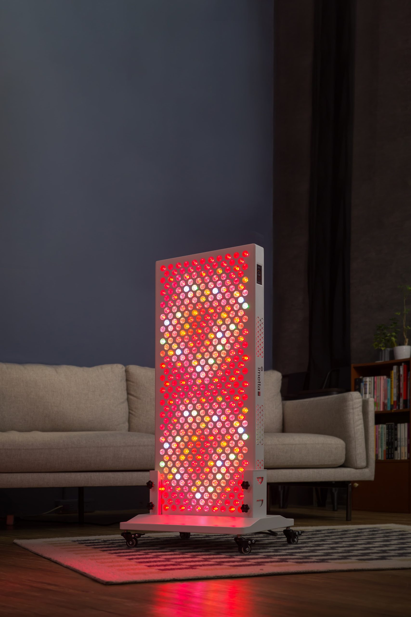 大型紅光儀於居家客廳使用。