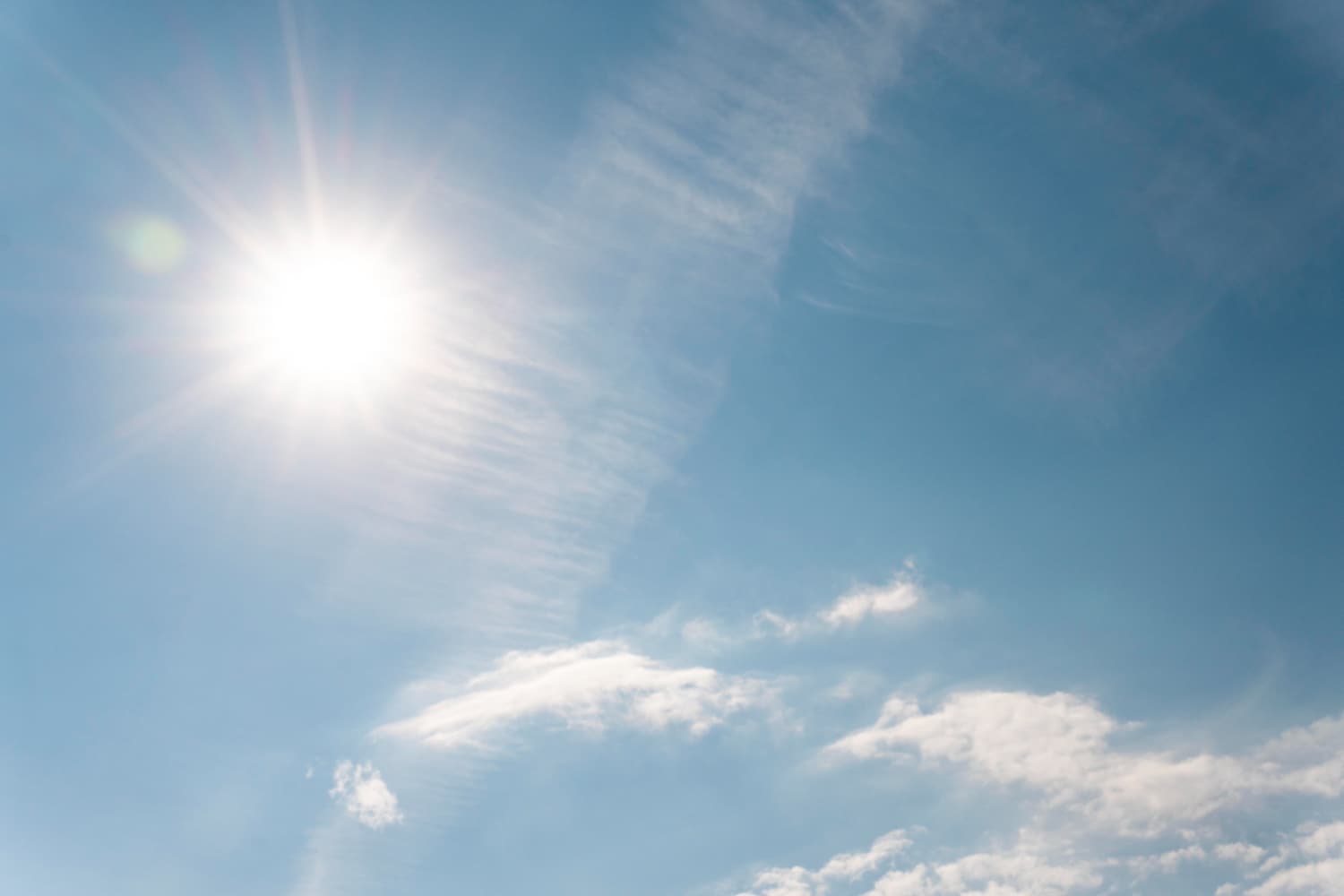 炎炎夏日的晴朗天空,陽光強烈照耀,天空湛藍雲朵飄渺,呈現高溫酷熱的夏季氛圍。