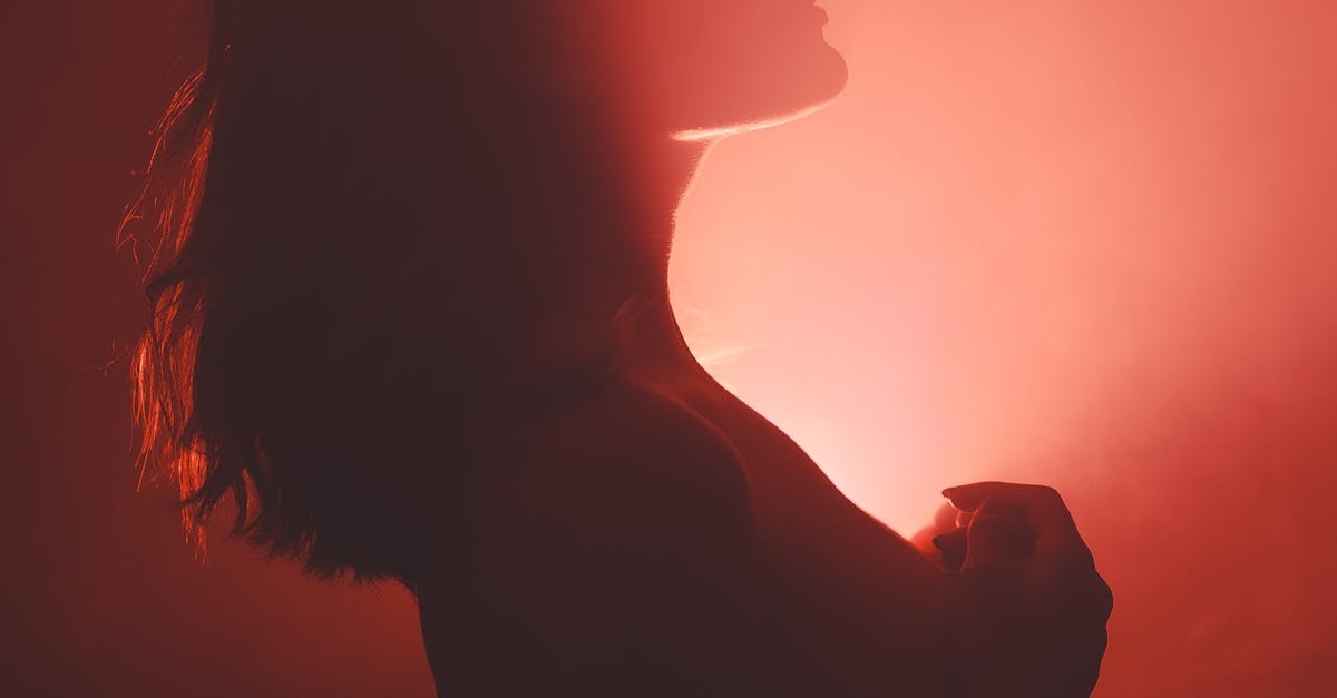 一名女子沐浴在紅光之中,氣氛溫暖,象徵紅光療法緩解了生理痛。