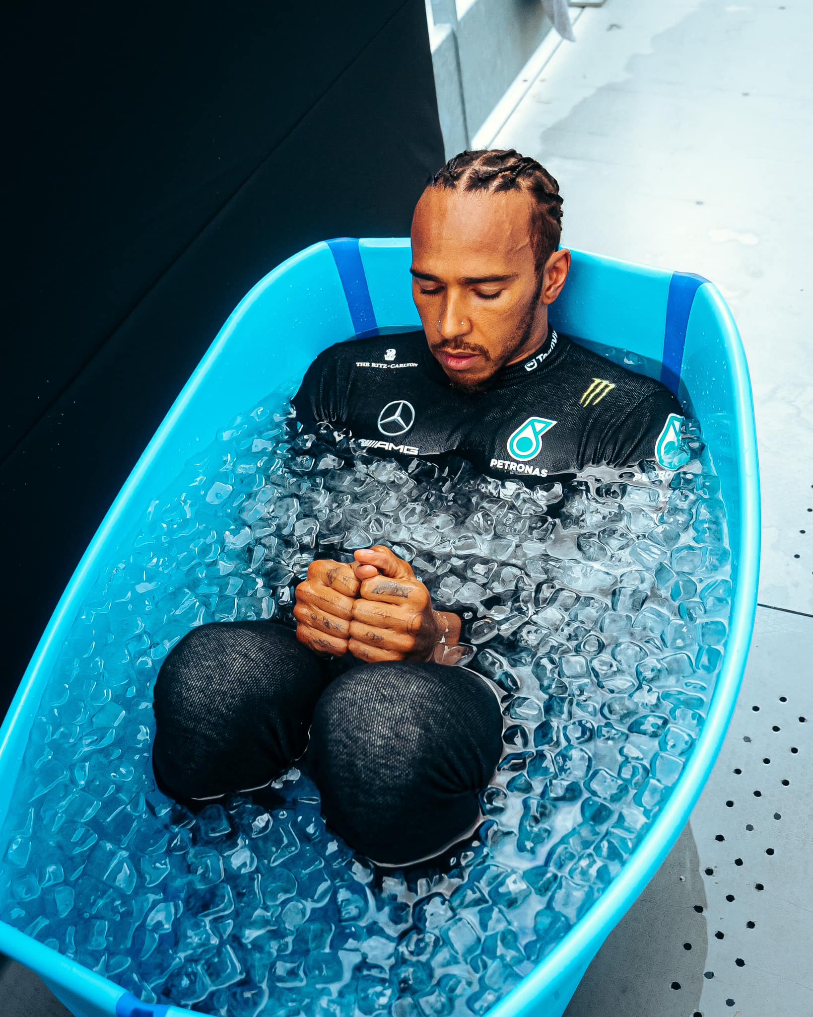 F1 七屆世界冠軍路易斯·漢米爾頓 (Lewis Hamilton) 身穿賽車服泡冰浴。